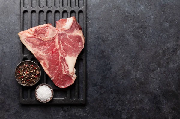 Porterhouse Bife Carne Crua Bone Com Ervas Especiarias Sobre Grelha — Fotografia de Stock