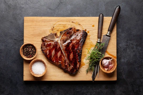 Grillezett Marhahús Steak Csont Gyógynövényekkel Fűszerekkel Top View Lapos Fektetés — Stock Fotó