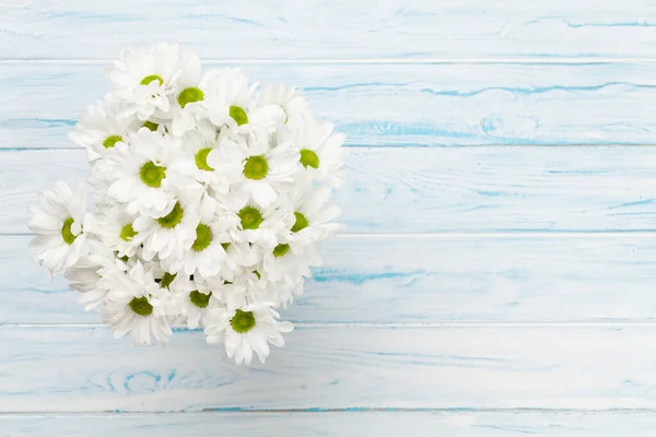 Daisy Flowers Bouquet Bunch Chamomile Flowers Wooden Background Top View — Stock Photo, Image