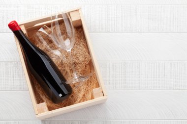 Kırmızı şarap şişeli Sevgililer Günü hediyesi kutusu. Tebrik kartı ile üst görünüm düz uzanır