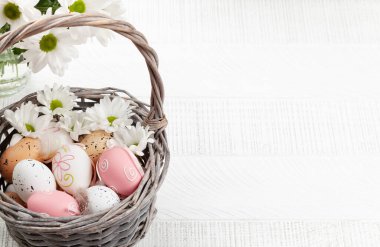 Paskalya tebrik kartı, içinde paskalya yumurtaları ve çiçekler var. Kopyalama alanı ile