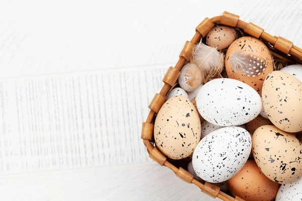 Paskalya Tebrik Kartı Sepetinde Paskalya Yumurtası Üst Görünüm Düzlüğü Kopyalama — Stok fotoğraf