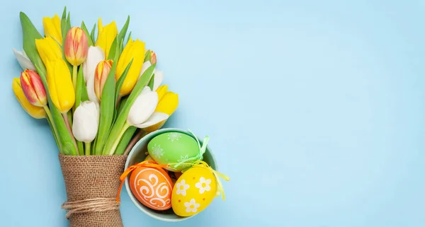 Tarjeta Felicitación Pascua Con Huevos Pascua Flores Tulipán Sobre Fondo — Foto de Stock