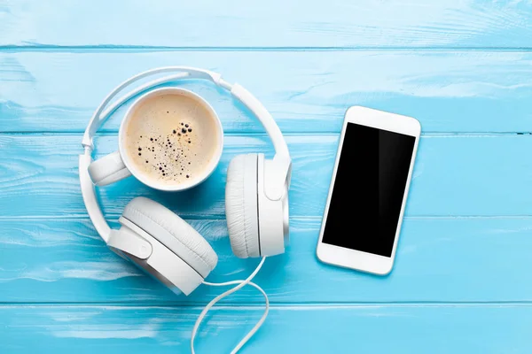 Seyahat Tatil Konsepti Aksesuarlar Eşyalar Kahve Fincanı Akıllı Telefon Kulaklık — Stok fotoğraf