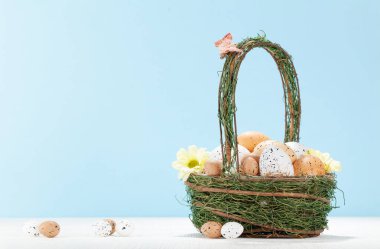 Paskalya tebrik kartı ve sepetinde paskalya yumurtası. Kopyalama alanı ile
