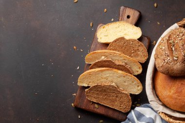 Tahtada ev yapımı ekmek. Kopyalama alanı olan düz