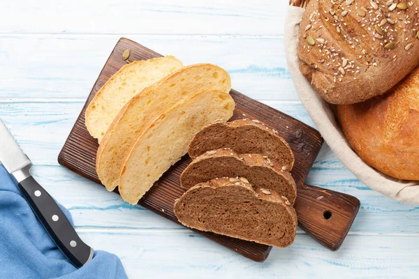 Roti Buatan Sendiri Atas Meja Kayu Letak Rata — Stok Foto