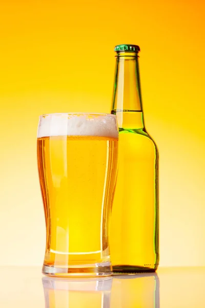 Botella Cerveza Vaso Con Cerveza Lager Delante Fondo Amarillo Captura — Foto de Stock