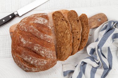 Tahta masada ev yapımı ekmek. Düz yatıyordu