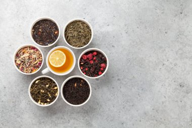 Çeşitli kurutulmuş çaylar. Bitki, yeşil ve siyah çay yaprakları. Üst görünüm düzlüğü kopyalama alanı ile yatıyordu