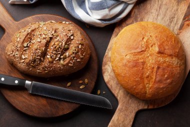 Tahtada ev yapımı ekmek. Düz yatıyordu