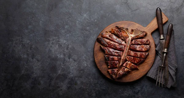 Gegrilltes Porterhouse Beef Steak Knochen Scheiben Geschnitten Mit Kräutern Und — Stockfoto