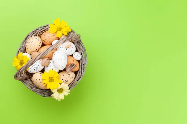 Påsk Gratulationskort Med Påskägg Och Blommor Korgen Ovanifrån Platt Låg — Stockfoto