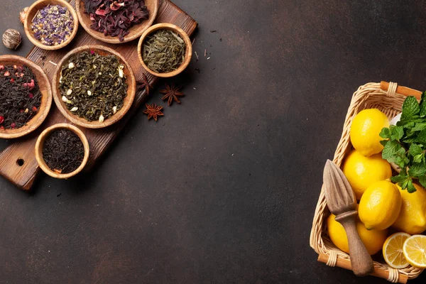 Verschiedene Getrocknete Tees Kräuter Beeren Grün Und Schwarzteeblätter Draufsicht Flach — Stockfoto