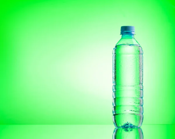 Plastic Waterfles Groene Achtergrond Met Kopieerruimte — Stockfoto