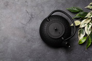 Çaydanlık taş masada. Üst görünüm düzlüğü kopyalama alanı ile yatıyordu