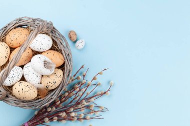 Paskalya tebrik kartı, içinde paskalya yumurtaları ve çiçekler var. Üst görünüm düzlüğü kopyalama alanı ile yatıyordu