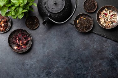 Çeşitli kurutulmuş çay ve çaydanlık. Üst görünüm düzlüğü kopyalama alanı ile yatıyordu