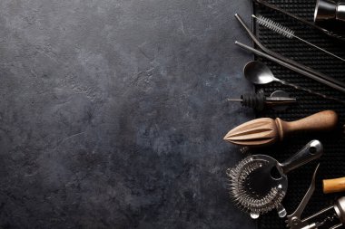 Çeşitli kokteyl aletleri. Titretici, süzgeç, meyve sıkacağı. Üst görünüm düzlüğü kopyalama alanı ile yatıyordu