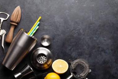 Çeşitli kokteyl aletleri. Titretici, süzgeç, meyve sıkacağı. Üst görünüm düzlüğü kopyalama alanı ile yatıyordu