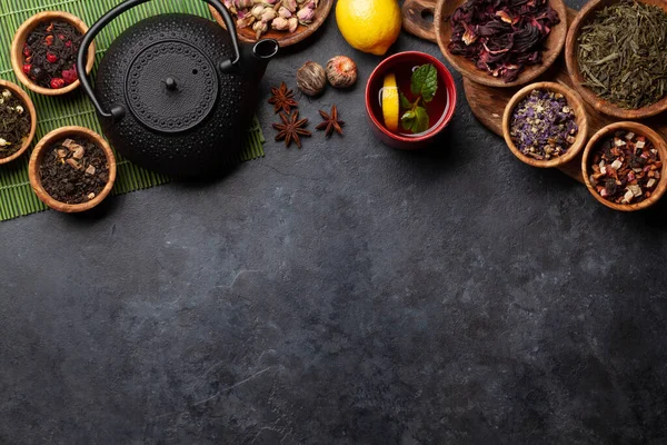 Verschiedene Getrocknete Tees Und Teekannen Kräuter Grün Beeren Und Schwarztee — Stockfoto