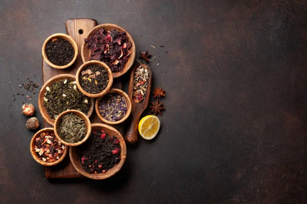 Diverse Gedroogde Thee Houten Kommen Bovenaanzicht Plat Lag Met Kopieerruimte — Stockfoto