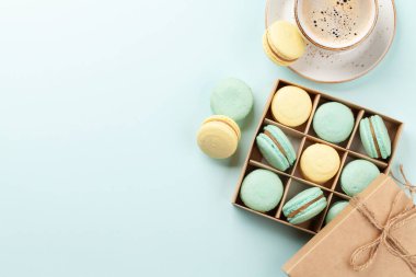 Hediye kutusu ve kahve fincanında ev yapımı kurabiyeler. Üst görünüm düzlüğü kopyalama alanı ile yatıyordu