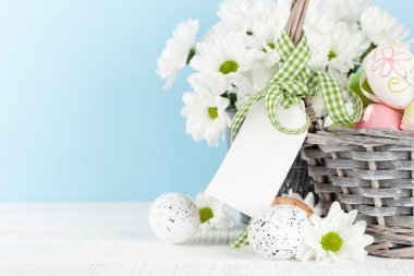 Paskalya tebrik kartı, içinde paskalya yumurtaları ve çiçekler var. Kopyalama alanı ile