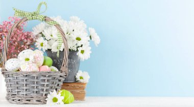 Paskalya tebrik kartı, içinde paskalya yumurtaları ve çiçekler var. Kopyalama alanı ile