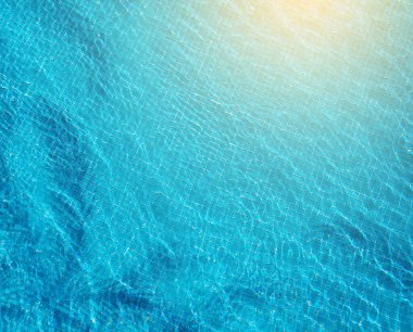 Palmiye yaprakları gölgeli yüzme havuzunun su yüzeyi. Seyahat ve tatil konsepti. Üst görünüm düzlüğü kopyalama alanı ile yatıyordu