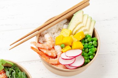 Karides, avokado ve mango dolu bir kase. Geleneksel Hawai yemeği