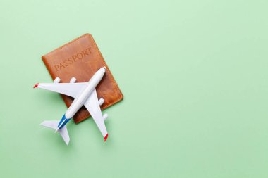 Seyahat ve tatil konsepti. Aksesuarlar ve eşyalar. Pasaport yerine uçak oyuncağı. Üst görünüm düzlüğü kopyalama alanı ile yatıyordu