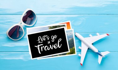 Seyahat ve tatil konsepti. Aksesuarlar ve eşyalar. Güneş gözlükleri, uçak oyuncakları ve seyahat kartları. Üst görünüm düzlüğü