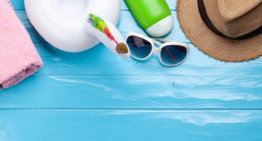 Seyahat ve tatil konsepti. Aksesuarlar ve eşyalar. Üst görünüm düzlüğü kopyalama alanı ile yatıyordu