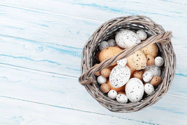 Wielkanocna Kartka Jajkami Wielkanocnymi Koszyku Widok Góry Płaski Leżał Miejsca — Zdjęcie stockowe