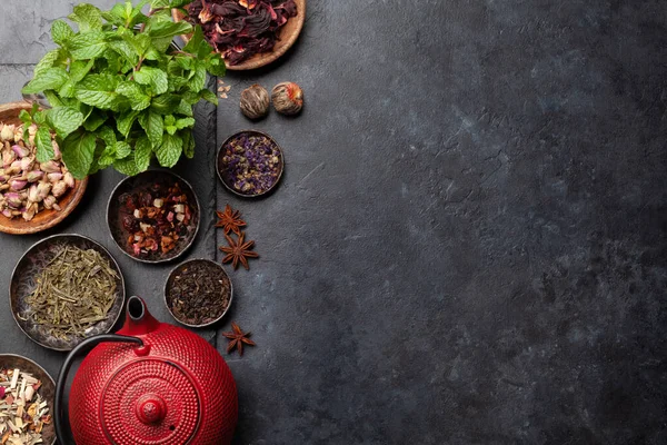 Diverse Gedroogde Thee Theepot Bovenaanzicht Plat Lag Met Kopieerruimte — Stockfoto