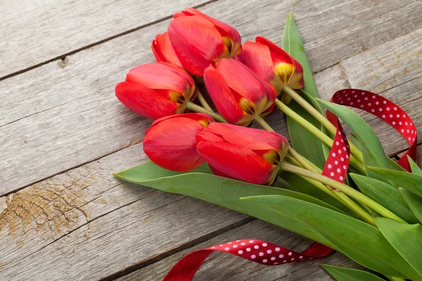 Rød Tulipanblomst Bukett Trebord Med Kopiplass – stockfoto