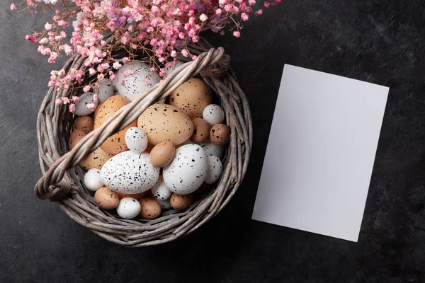 Påsk Gratulationskort Med Påskägg Och Blommor Ovanifrån Platt Låg Med — Stockfoto