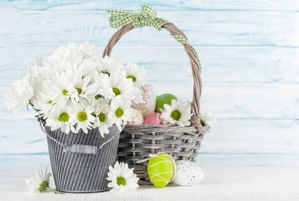 Tarjeta Felicitación Pascua Con Huevos Pascua Flores Cesta Con Espacio —  Fotos de Stock