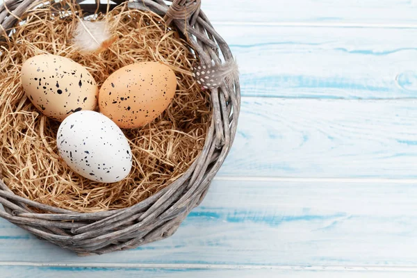 Pasen Wenskaart Met Paaseieren Bloemen Bovenaanzicht Met Kopieerruimte — Stockfoto