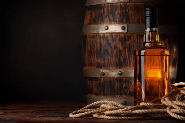 Butelka Whisky Koniakiem Lub Złotym Rumem Przed Starą Drewnianą Beczką — Zdjęcie stockowe