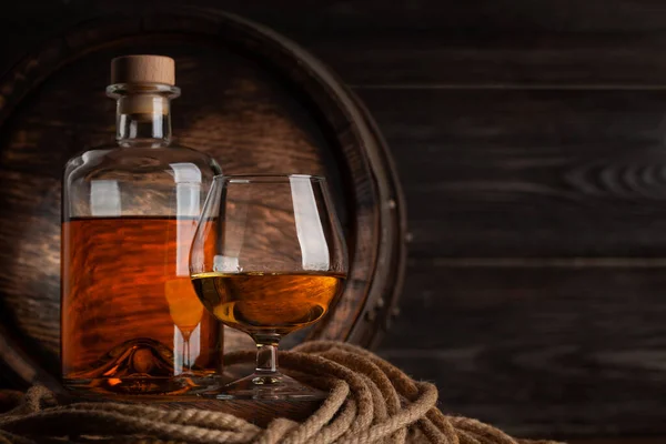 Verre Bouteille Avec Cognac Whisky Rhum Doré Devant Vieux Tonneau — Photo
