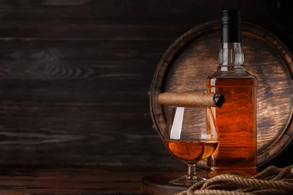 Szkło Butelka Koniakiem Whiskey Lub Złotym Rumem Cygarem Przed Starą — Zdjęcie stockowe