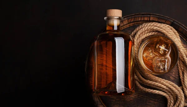 Butelka Rumem Koniakiem Lub Whiskey Przez Starą Drewnianą Beczkę Widok — Zdjęcie stockowe