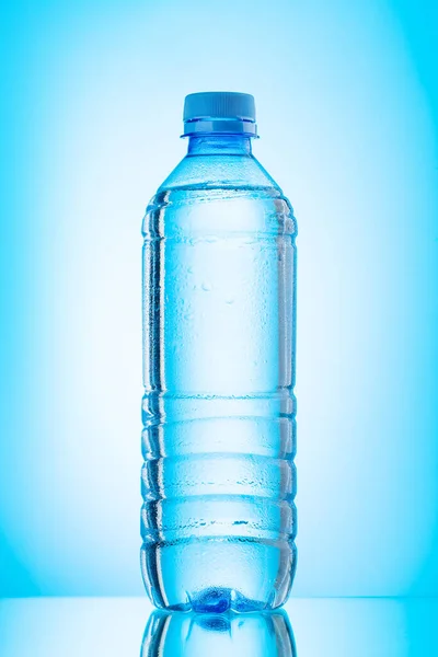 Πλαστικό Μπουκάλι Του Νερού Πάνω Από Μπλε Φόντο — Φωτογραφία Αρχείου