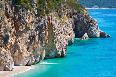yüksek cliff duvarla çevrili güzel bir güneşli plaj