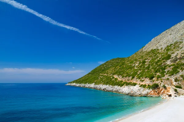 Praia ensolarada bonita com areia branca e água azul — Fotografia de Stock