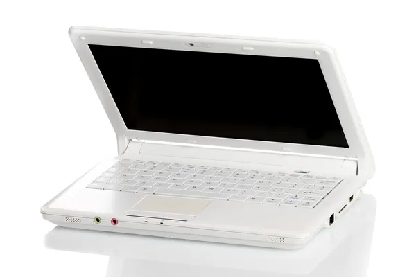 Белый открытый ноутбук с черным экраном на белом фоне — стоковое фото