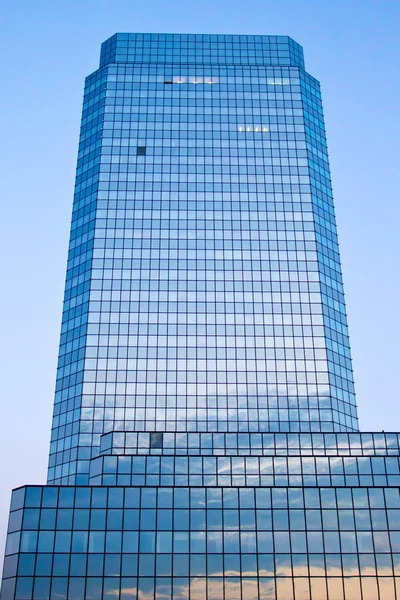 Edificio de cristal azul con reflejo de cielo y nubes — Foto de Stock