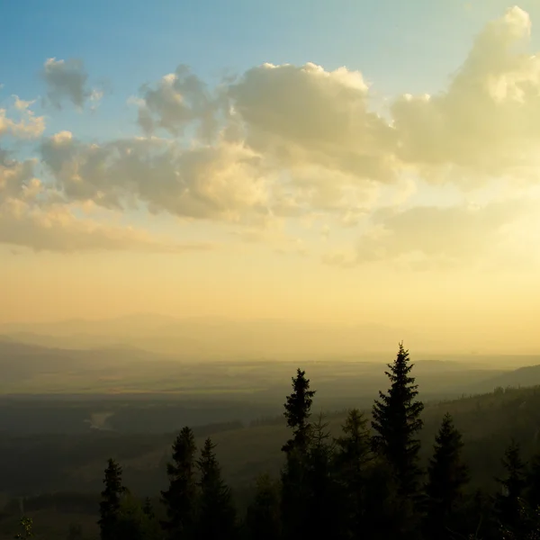 Krásný západ slunce krajina ve Vysokých Tatrách, Slovensko — Stock fotografie